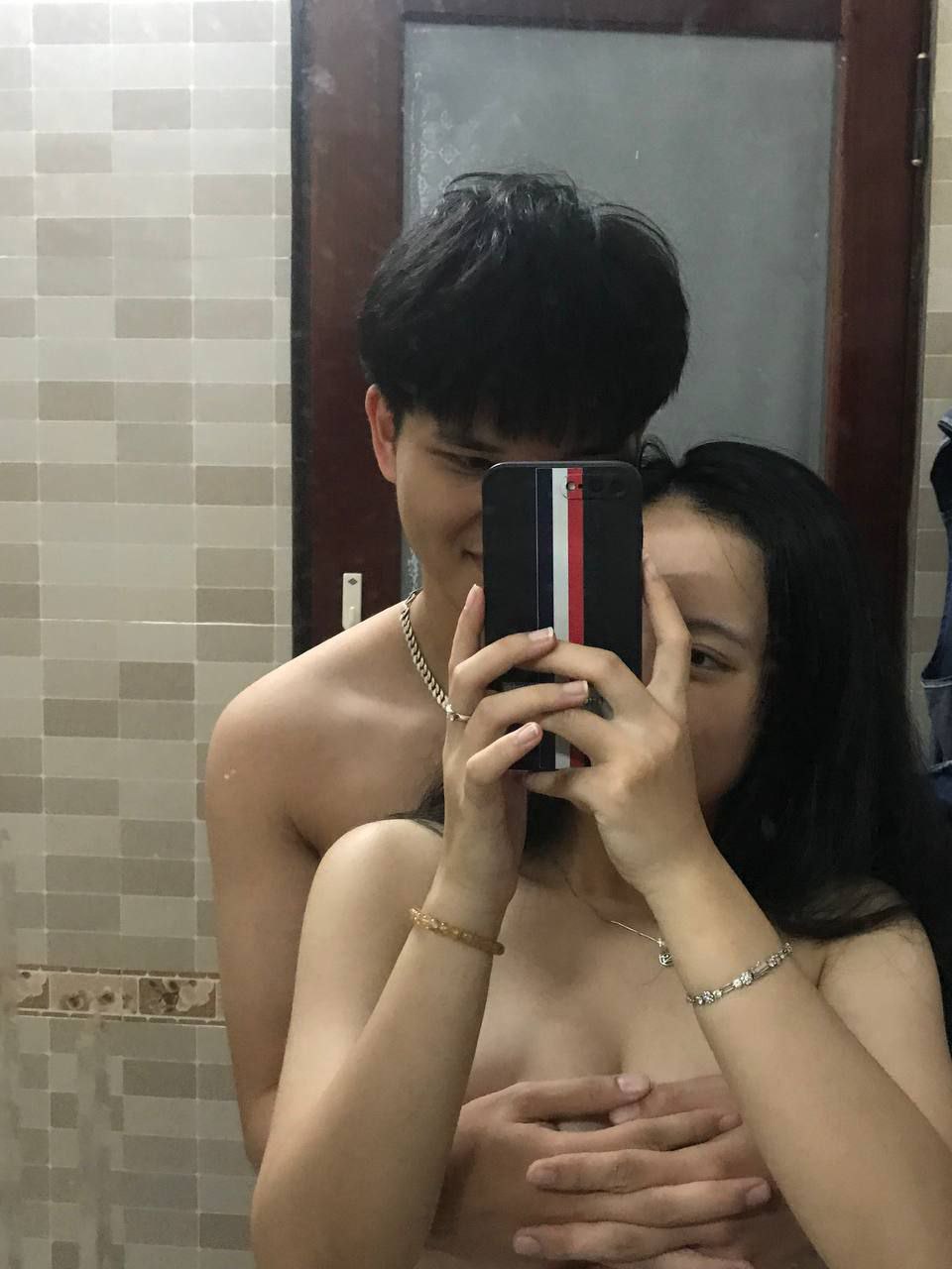 Gã chồng để vợ yêu đi cắm trại cũng hiệp hội cạnh nhà và cái kết